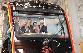 Tramvay hattının ilk aracının örtüsü kaldırıldı