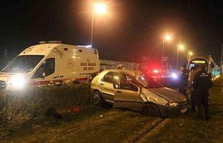 Tramvay yoluna giren otomobil takla attı