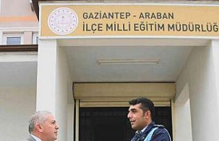 Tüm okullara çiçek gönderdi