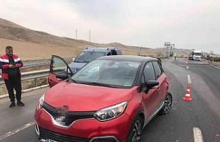 Tur otobüsü ile otomobil çarpıştı: 3 yaralı