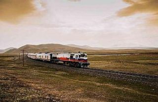 Turistik Doğu Ekspresi yolcuları trenle gidip uçakla...