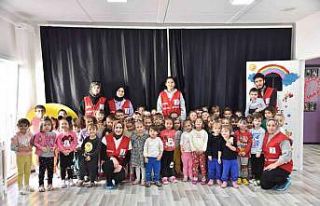 Türk Kızılay’ı gönüllüleri minik öğrencileri...