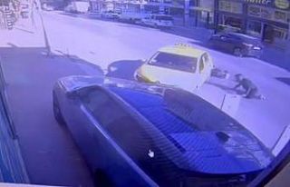 U dönüşü yapmak isteyen taksi ile motosiklet çarpıştı