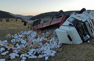 Un yüklü tır devrildi, binlerce un paketi çevreye...