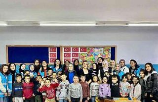 Üniversite öğrencileri elleriyle ördükleri ürünleri...