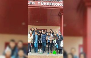 Üniversite öğrencileri kampüsü temizledi