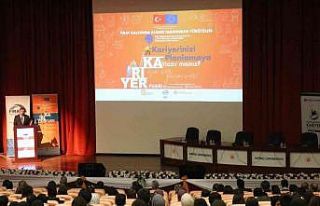 Üniversite öğrencileri kariyer fuarında sektör...