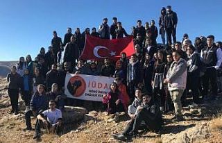 Üniversite öğrencileri Küçük Sivri Tepesi’ne...