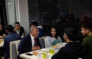 Üniversite öğrencilerine akşam yemeği