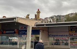 Üsküdar’da şiddetli rüzgarda otobüs yazıhanenin...