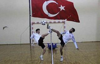 Üstü üste Türkiye şampiyonu olan ayak tenisi...
