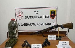 Uyuşturucu dolu poşeti araçtan attılar ama yakalanmaktan...