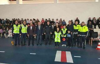 Uzundere’de minik öğrenciler için trafik parkuru...