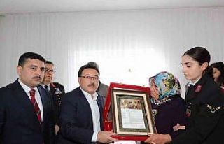 Vali Çiçek şehit ailesine ’Şehadet Beratını’...