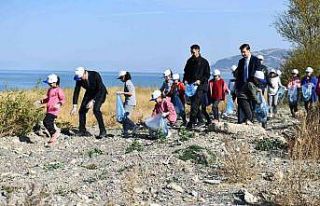 Vali Eğirdir Gölü’nde öğrencilerle çöp topladı
