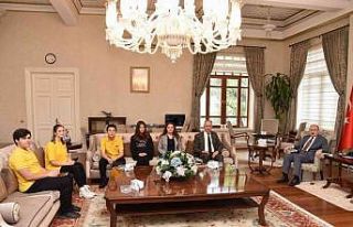 Vali Karadeniz, dergi çıkarmaya hazırlanan öğrencilerin...