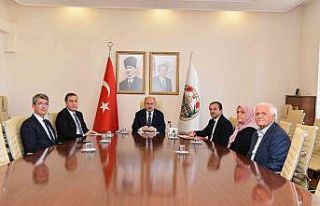 Vali Karadeniz’den hayırseverlere plaket