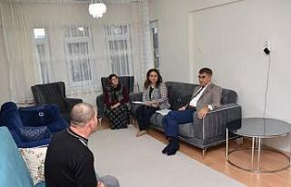 Vali vatandaşları evinde ziyaret etti