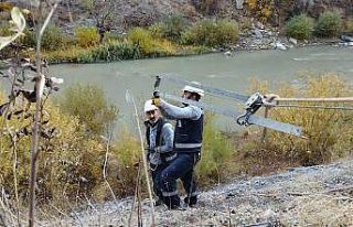 VEDAŞ Zap suyu üzerine kurdukları teleferikle bakım...