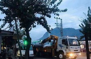 Vincin çarptığı park halindeki transit savruldu...