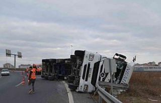 Virajı alamayan tır bariyerlere çarparak devrildi:...