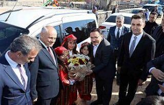 Yahyalı’da ilkokul, halı saha ve kadın kooperatifi...