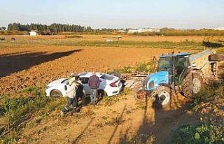 Yalova’da çarpışan traktör ve otomobil enstitü...