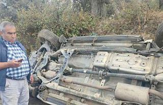 Yan yatan kamyonetten burnu bile kanamadan çıktı