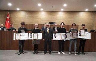 Yarışmada derece elde eden öğrencilerin ödüllerini...