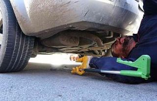 Yavru kediyi bulunduğu yerden çıkartmak kolay olmadı