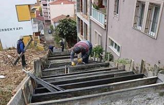 Yaya ulaşımının rahatlaması için o sokakta merdiven...