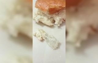 Yemek için aldıkları ekmeğin içerisinde poşet...