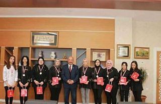 Yemek yarışmasından ödülle dönen öğrenciler...
