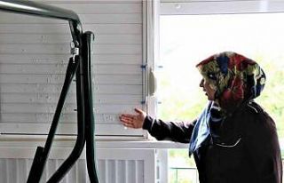 Yıkamak için balkonuna çıkan kadın, gördüğü...