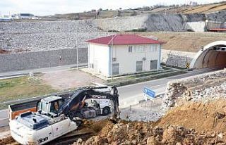 Yıkılan istinat duvarının onarımı 1 yıl sonra...