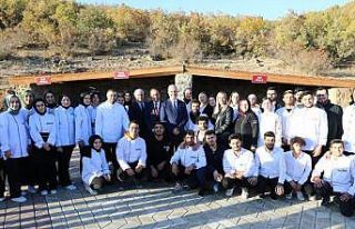 YÖK Başkanı Özvar Bingöl’de öğrencilerle...