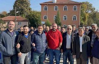 Yol bekleyen vatandaşlar iş makinelerinin önünü...