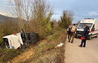 Yolcu otobüsü şarampole devrildi: 39 yaralı