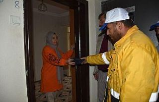 Yolda buldukları cüzdanı sahibine teslim ettiler