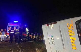 YRP’nin Genel Kurulu’ndan dönenleri taşıyan...