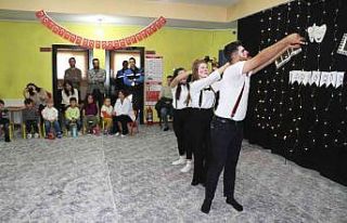 Yüksekova polisi pandomim etkinliği ile çocukları...