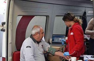 Yunusemre personelinden kan bağışı