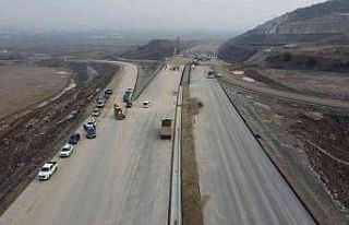 163 kilometrelik otoyol için, 3 bin 500 işçi arı...