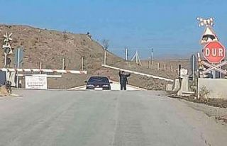 2 dakika treni beklemedi, canını hiçe saydı: Bariyeri...