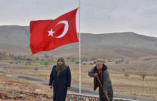 31 yıl önce şehit edilen siviller için anıt mezar...