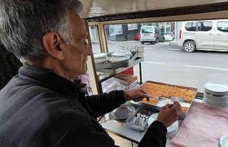40 yıldır aynı yerde seyyar tezgah açıyor