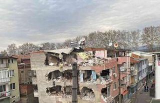 4 katlı bina içindeki eşyalar ile yıkıldı