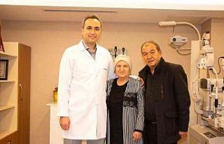 67 yaşında gözlüklerinden kurtuldu