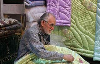 69 yıldır elleriyle diktiği yorganlarla teknolojiye...