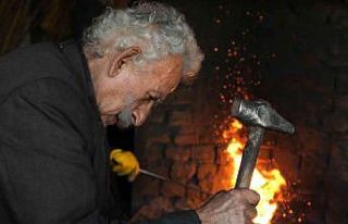 73 yıldır demir dövüyor